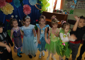 Dzieci z grupy Jaskółki podczas balu.