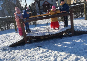 Lila, Miłosz, Kornelia i Kuba S. podczas zabawy na śniegu.