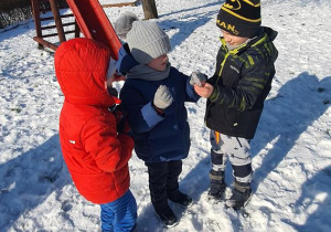 Adaś S, Antek i Mateusz podczas zabawy na śniegu.