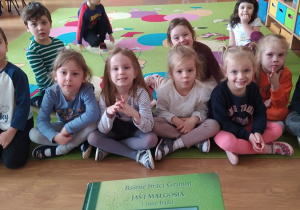 Dzieci słuchają bajki czytanej przez nauczyciela