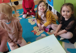 Dzieci słuchają bajki czytanej przez nauczycielkę