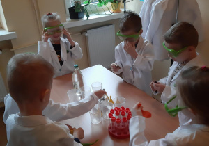 Nikola, Adam, Jaś, Kornelia, Tymon i Miłosz podczas pierwszych zajęć w laboratorium.
