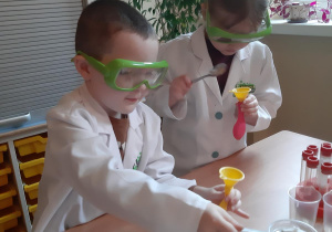Liliana i Kuba podczas pierwszych zajęć w laboratorium.