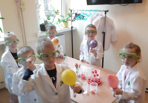Tymek, Miłosz, Nikola, Adam, Jaś i Kornelia prezentują wyniki swoich eksperymentów.