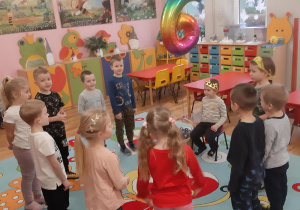 Dzieci śpiewają Witkowi "Sto lat".