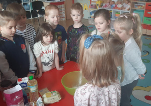 Dzieci wspólnie robią ciasto na gofry.