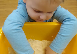 Filipek przygotowuje masę solną