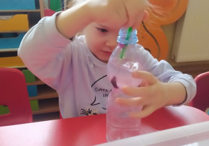 Lenka barwi wodę w butelce sensorycznej