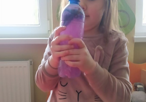 Kaja i jej butelka sensoryczna
