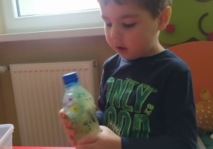 Roman i jego butelka sensoryczna