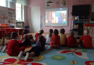 Dzieci z grupy Pszczółki oglądają film edukacyjny o tradycji Walentynek.