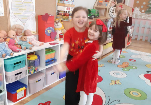 Zosia i Julia- zabawa "Taniec na serduszku".