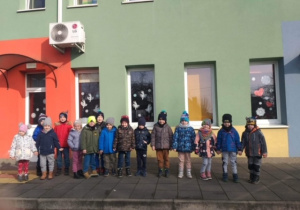 Dzieci przy budynku przedszkola.