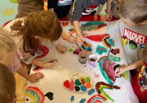 Dzieci podczas malowania tęczy.