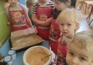 Ciasto przygotowane, dzieci oglądają swoją pracę.