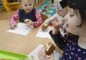 Dzieci zajadają ciasto marchewkowe.
