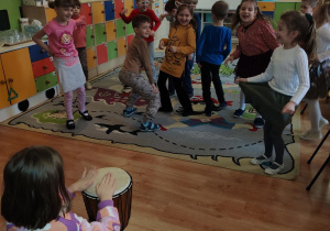 Nina gra na Djembe, dzieci tańczą