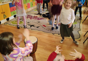 Nina gra na Djembe, dzieci tańczą