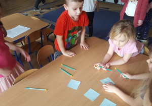 Dzieci tworzą pomoce dydaktyczne do aktywności matematycznej.