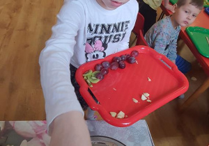 Kornelia dodaje owoce do miksera.