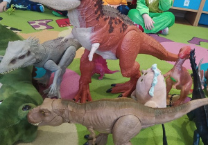 Dinozaury przyniesione przez dzieci