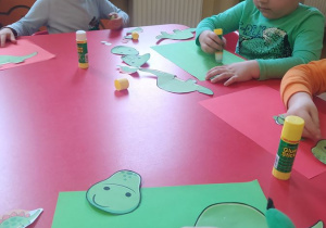 Dzieci układają z elementów sylwetę dinozaura