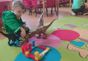 Michał konstruuje jaskinię dinozaura