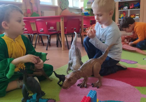 Antoś i Michał konstruują jaskinię dinozaura