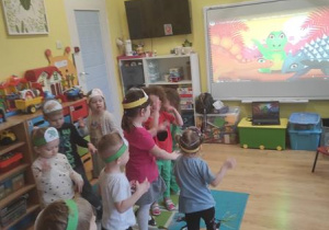 Zabawa taneczno -ruchowa przy piosence o dinozaurach.