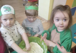 Dzieci ugniatają masę solną.