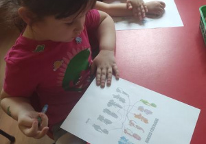Dzieci łączą dinozaury z ich cieniami.