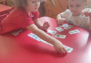 Lila z Filipem grają w domino z dinozaurami.