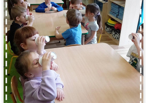 Dzieci ze smakiem wypijają sok pełen witaminek.