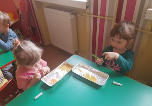 Dziewczynki podczas zabaw z makaronem.