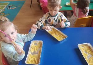 Dzieci podczas zabaw z makaronem.