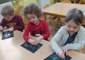 Dzieci wykonują pracę plastyczną "Mój kosmos"