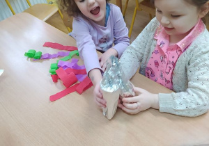 Lila i Hania tworzą rakietę kosmiczną