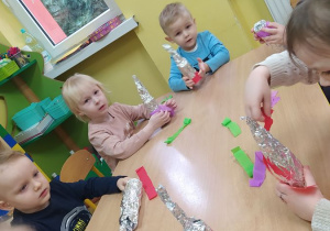 Dzieci tworzą swoje rakiety kosmiczne