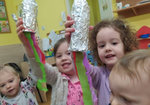 Dzieci prezentują swoje rakiety koksmiczne