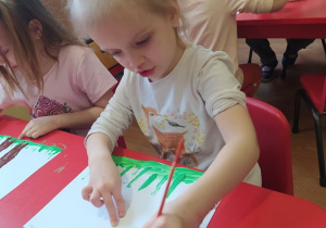 Emilka maluje park jurajski