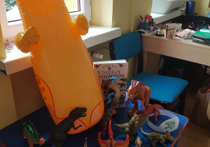 Wystawa dinozaurów przyniesionych przez dzieci do przedszkola.