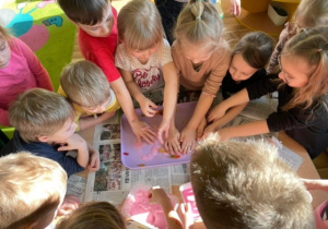 Dzieci podczas tworzenia slime z żelków.