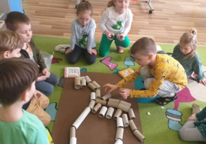 Dzieci ze stworzonym przez siebie szkieletem dinozaura.