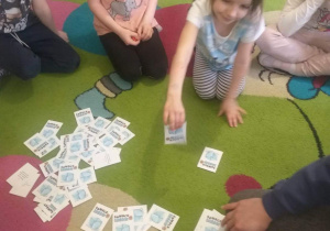 Idalia wybiera kartę podczas gry- "Łamacz lodu".