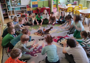 Dzieci hipnotyzują dinozaury tajemnym rytmem
