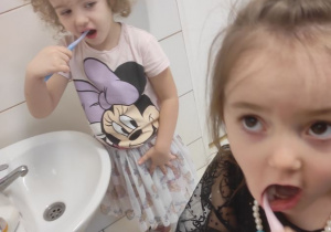 Dzieci uczą się poprawnego mycia zębów