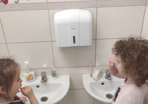 Dzieci uczą się poprawnego mycia zębów