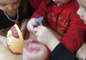 Dzieci bawią się w dentystę