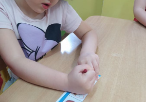 Dzieci wykonują karty pracy związane z dniem dentysty