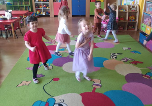 Dzieci podczas zabawy tanecznej